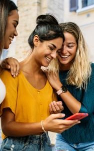 Social-Media-Strategien für KMU - junge Frauen surfen auf Social Media